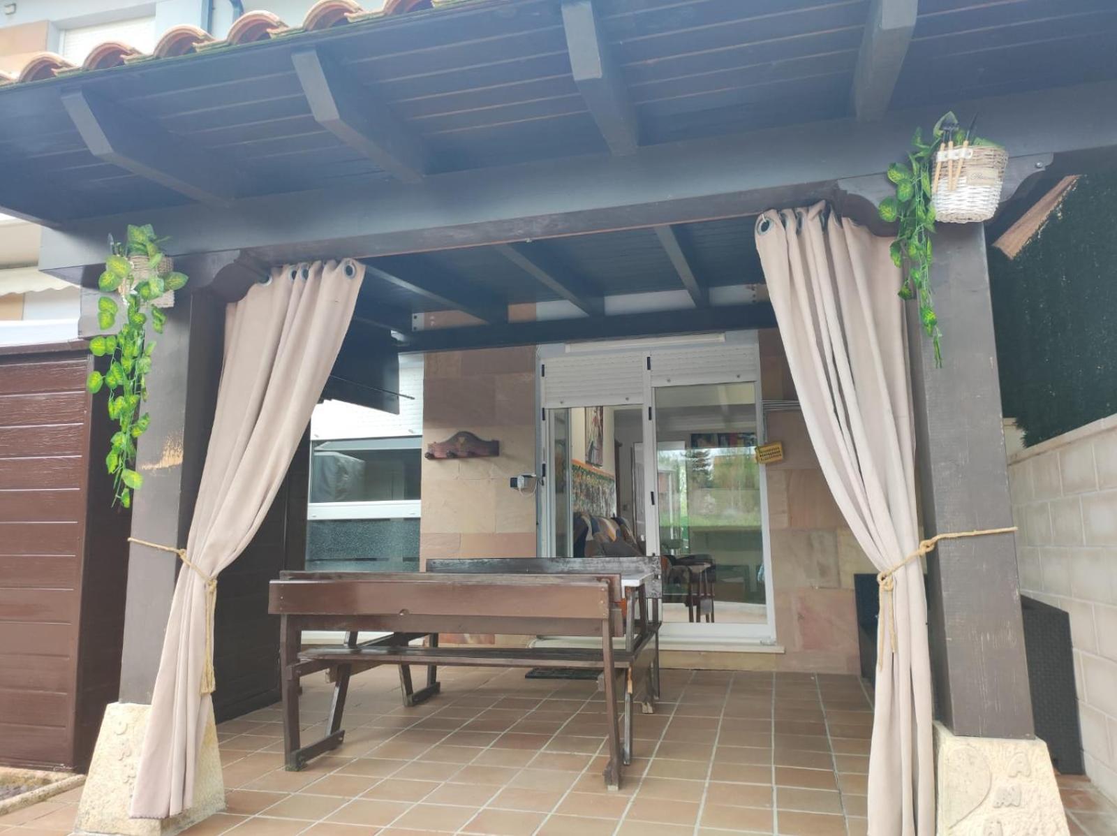Chalet Bajo Con Jardin, Patio, Cenador Y Barbacoa. Viveda エクステリア 写真